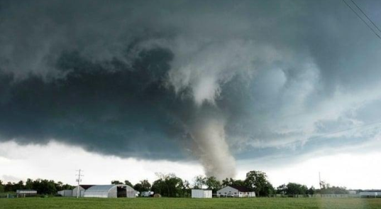 مقتل 22 على الأقل جراء عاصفة عنيفة في أميركا