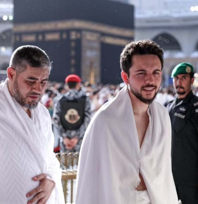 ولي العهد ينشر فيديو خلال أدائه مناسك العمرة