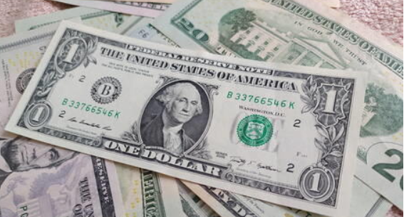 باحث اقتصادي يتوقع انهيارا مدويا للدولار