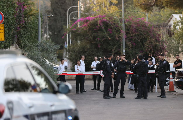 إصابة جنديين إسرائيليين بعملية طعن قرب تل أبيب