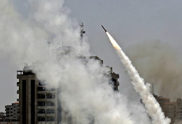 المقاومة تطلق 7 صواريخ من غزة والاحتلال يقصف موقعا وسط القطاع