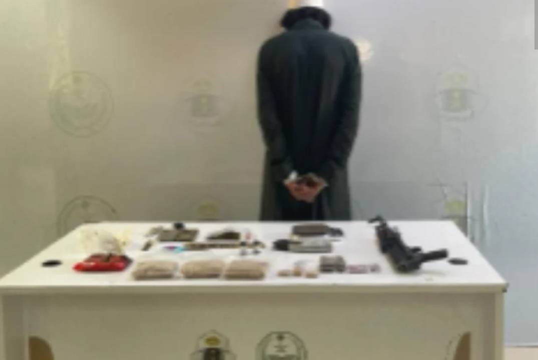 السعودية ..القبض على شخص بحوزته أقراص مخدرة وحشيش وسلاح ناري بالرياض