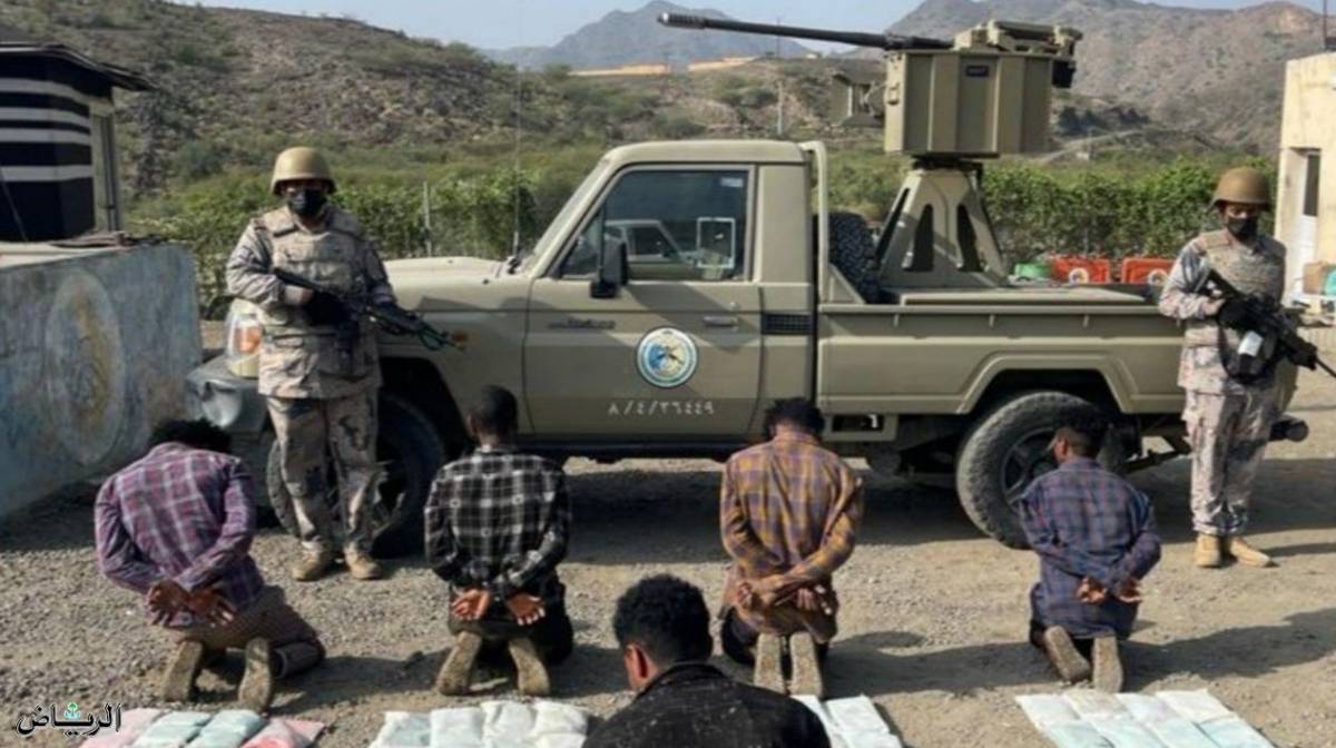 السعودية ..حرس الحدود بجازان يقبض على مخالفين بحوزتهم مادة الحشيش المخدِّر