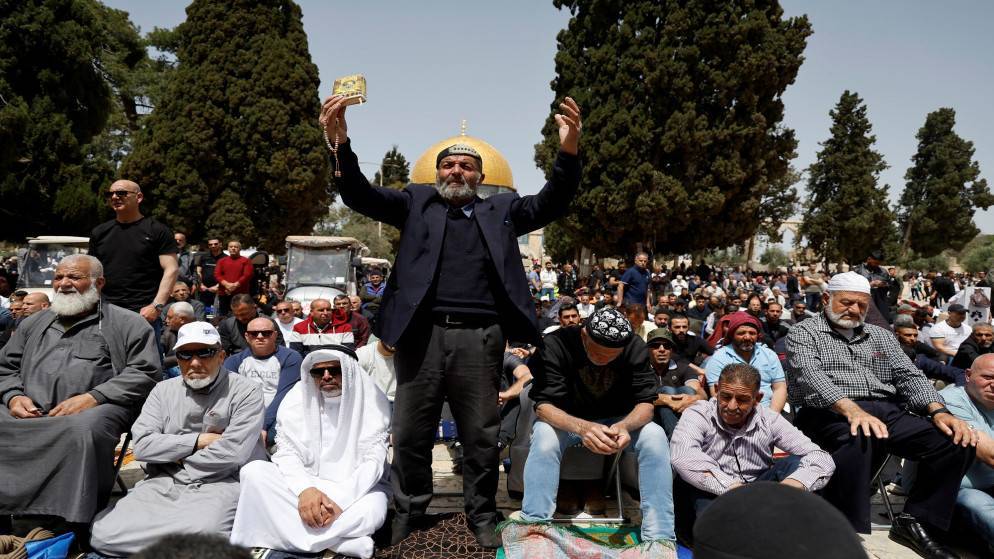 قرابة 130 ألف مصل أدوا صلاة الجمعة الثالثة من رمضان في المسجد الأقصى