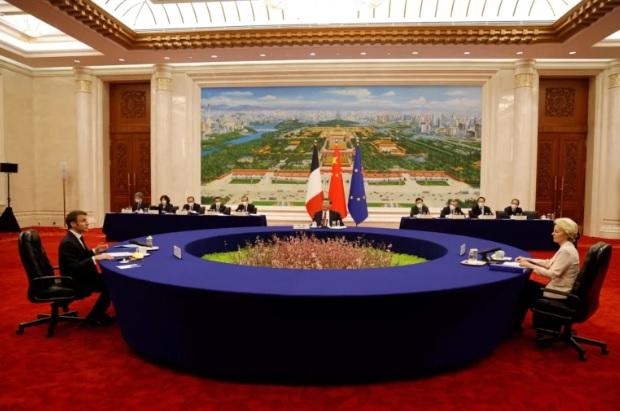 ماكرون يتعرض للإذلال في بكين