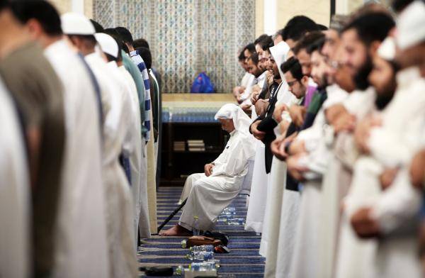 الإفتاء: لا يشرع الأذان أو الإقامة لصلاة التراويح