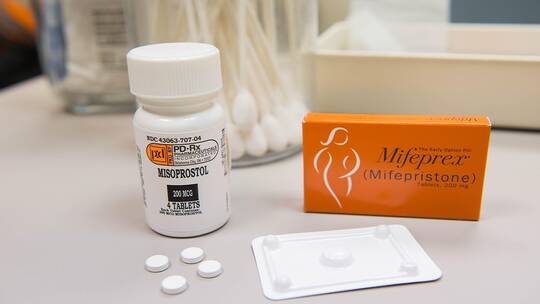 بايدن ينتقد قرارا قضائيا بحظر عقار للإجهاض