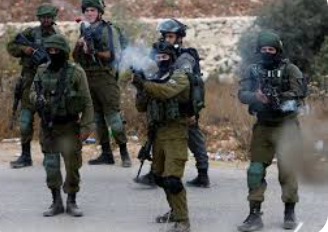 قوات الاحتلال تطلق النار على مواطن بالخليل وتشدد حصارها على نابلس