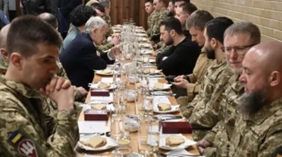 الرئيس الأوكراني ينظم إفطاراً رمضانياً ويكرّم جنوداً مسلمين  صور