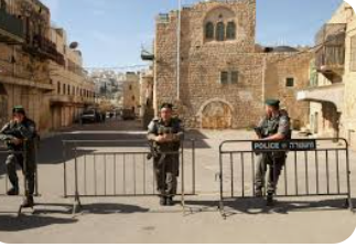 الاحتلال يغلق الحرم الإبراهيمي بالخليل ويشدد من إجراءاته العسكرية بمحيط نابلس