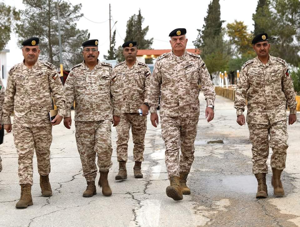الحنيطي  يشارك مرتبات كتيبة الأمير علي بن الحسين الدبابات الرابعة مأدبة الإفطار...صور