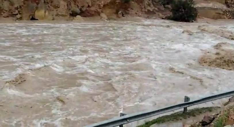 الدوريات الخارجية : ارتفاع منسوب المياه على طريق وادي عربة