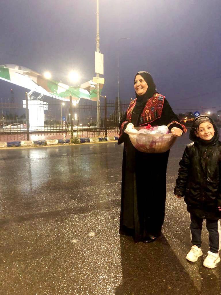 مبادرة لتوزيع الماء والتمور أطلقتها جمعية سيدات مدين_صور