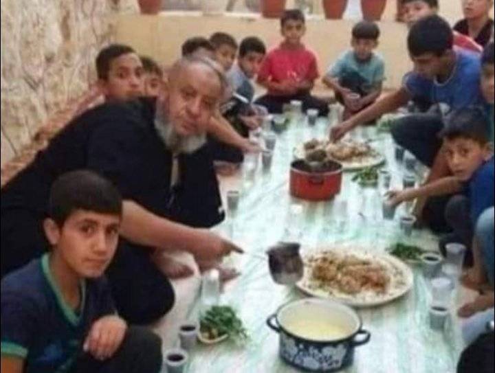 سائق حافلة عمومي يُقيم مأدبة إفطار لاطفال حيه في لواء الكورة
