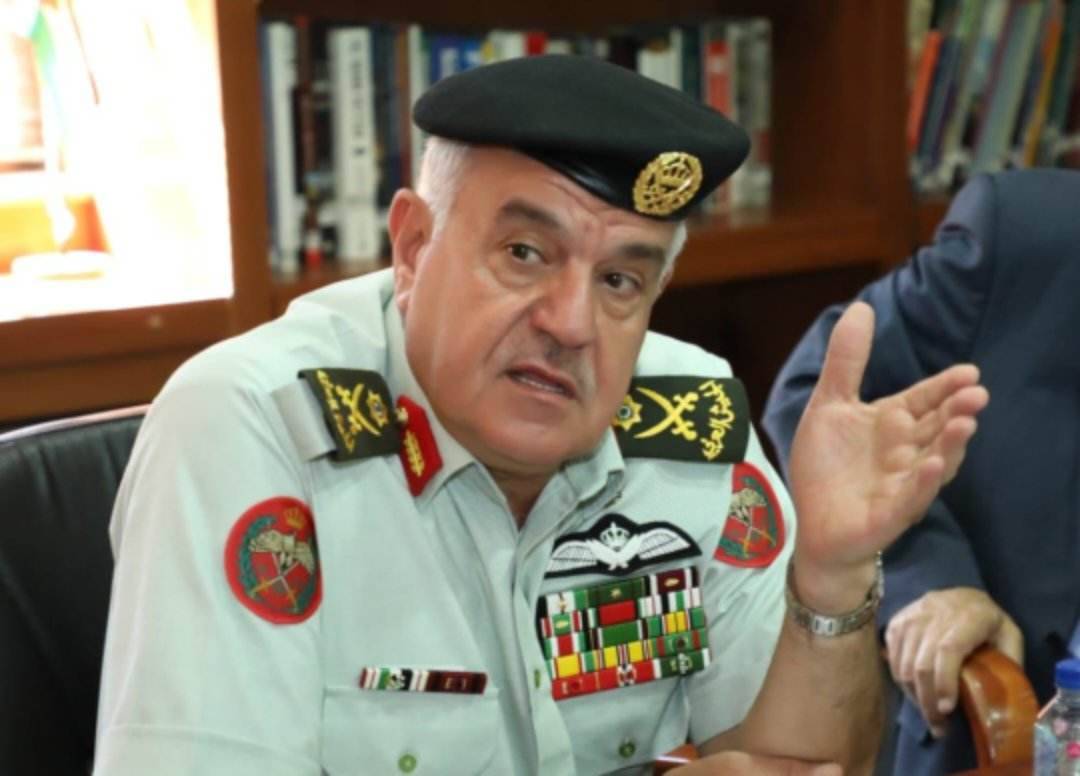 رئيس هيئة الأركان المشتركة يزور قاعدة الشهيد الطيار موفق السلطي الجوية