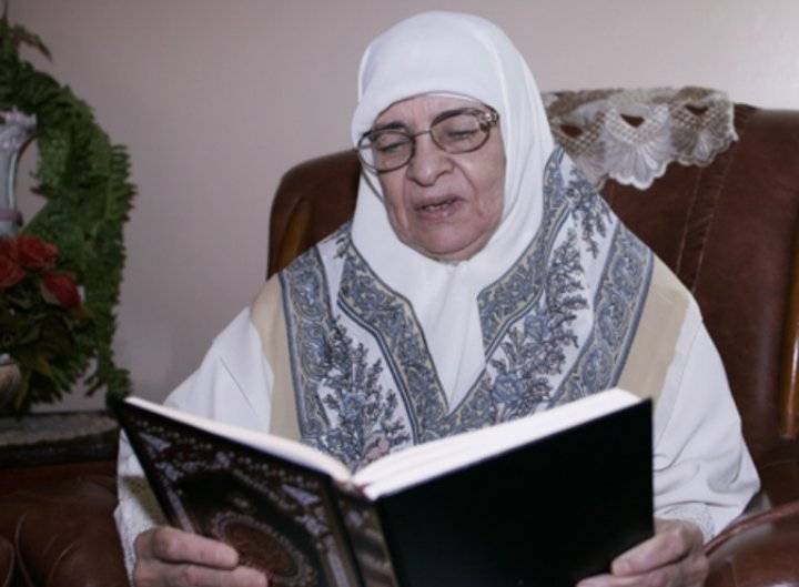 من يصدق أن عجوزا جزائرية اشتعل رأسها شيبا وبلغت من الكبير عتيّا تحفظ القرآن