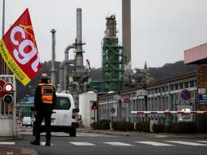 عودة جميع المصافي الفرنسية للعمل بعد إضراب دام شهرا