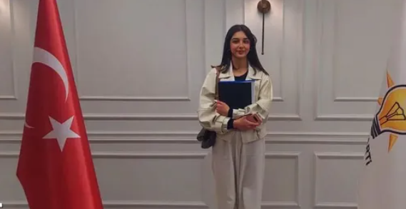 نيسا ألبتكين.. قصَّة أصغر مرشحة لعضوية برلمان تركيا