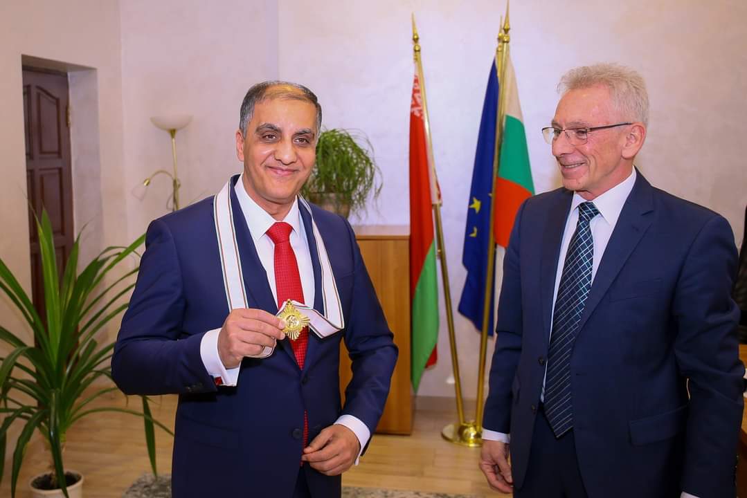 الرئيس البلغاري السيد رومن راديف يصدر مرسوما ينص على تقليد السفير الفلسطيني د.  احمد المذبوح وساما رفيع المستوى.