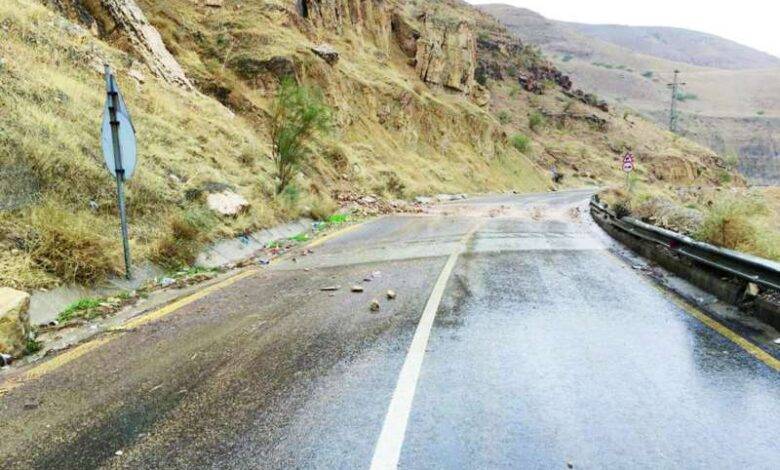 انهيار ترابي يغلق طريق وادي شعيب