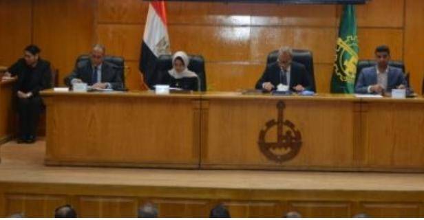 محافظ القليوبية يجتمع مع رؤساء المدن والأحياء لمناقشة عدد من الملفات الهامة استعدادا لعيد الفطر المبارك