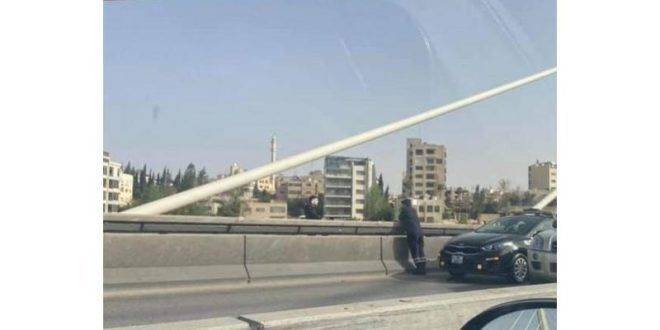 الأمن ينجح بثني شاب عن الانتحار من أعلى جسر عبدون