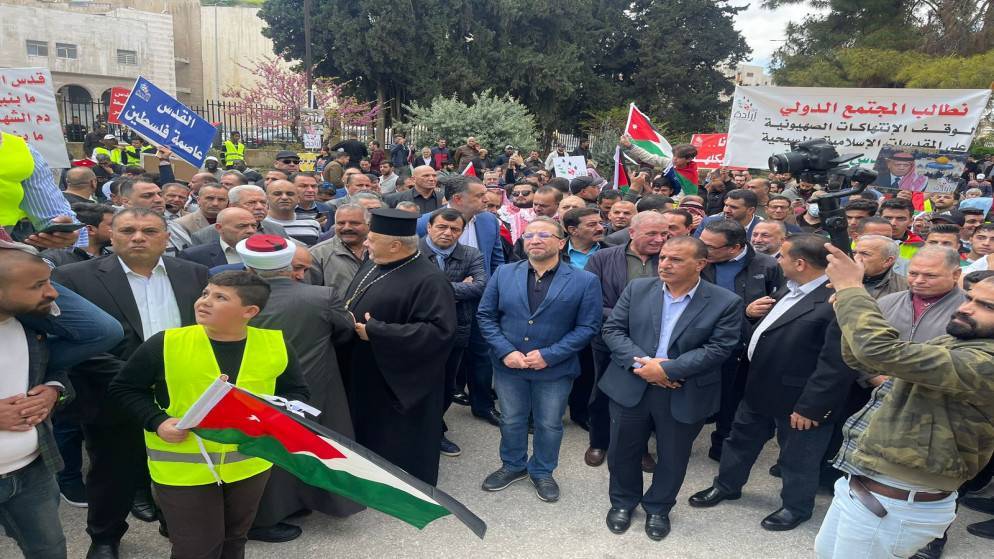 وقفة تضامنية لدعم الفلسطينيين أمام مسجد الجامعة الأردنية