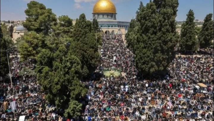ربع مليون فلسطيني يؤدون صلاة الجمعة الأخيرة من شهر رمضان في المسجد الأقصى