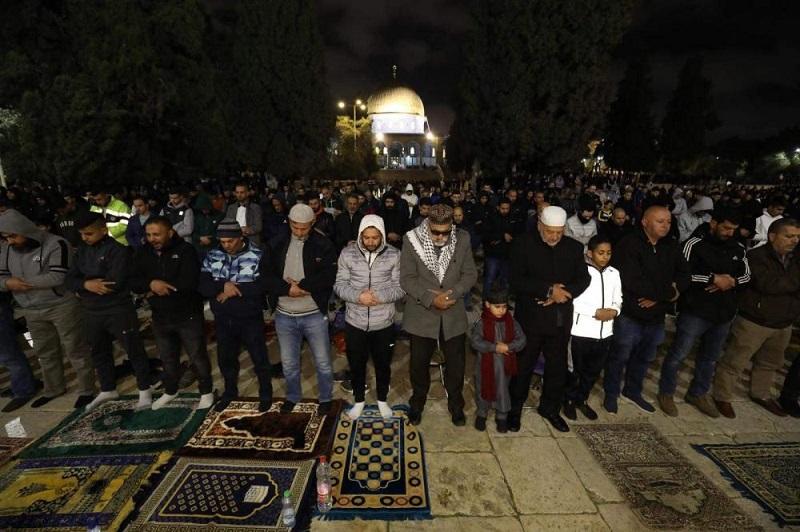 200 ألف مصل يؤدون العشاء والتراويح في الأقصى