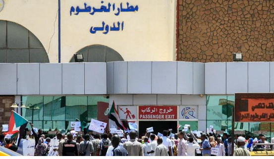 توقف حركة الطيران بمطار الخرطوم الدولي