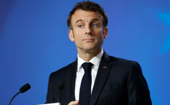 ماكرون يعتمد تعديل سن التقاعد في فرنسا ليصبح قانونا