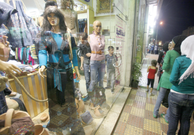 حركة تسوق نشطة بقطاع الألبسة والأحذية
