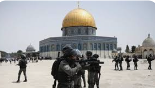 الاحتلال يقتحم الأقصى ويزيل أعلاما عن قبة الصخرة