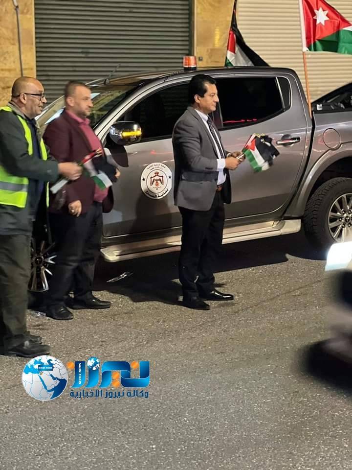 بلدية السرو  تزين شوارعها بالعلم الاردني احتفاءً باليوم الوطني ...صور