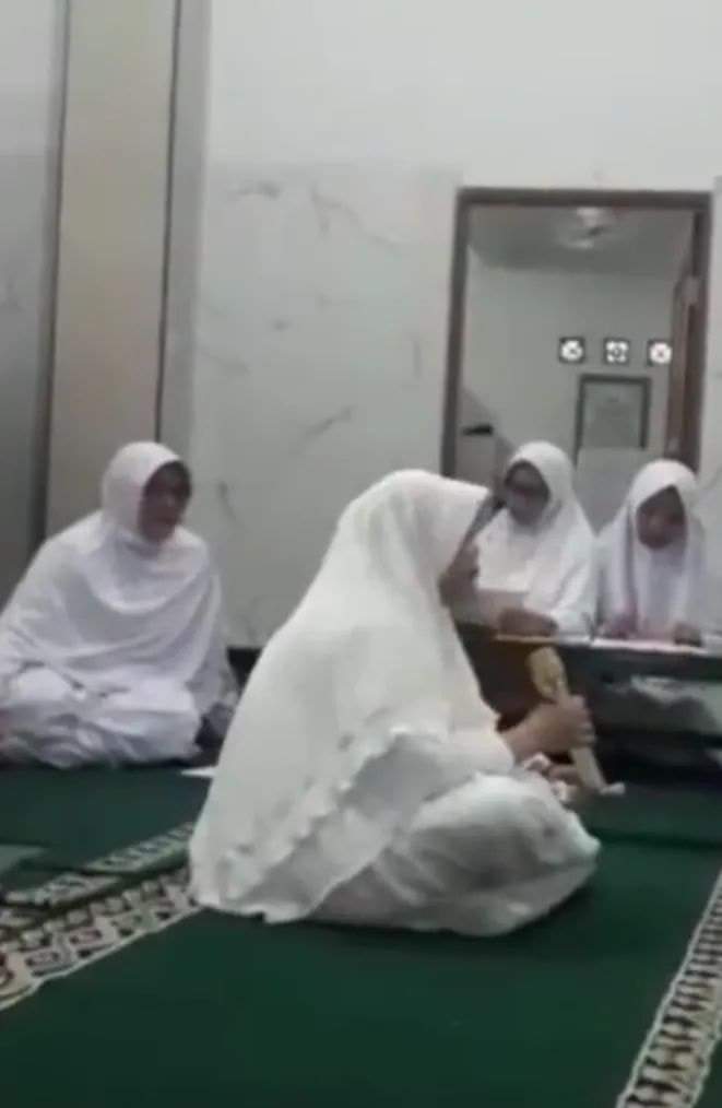 حُسن الختام... صور من مقطع فيديو يوثق وفاة سيدة إندونيسية وهي تقرأ القرآن داخل مسجد.