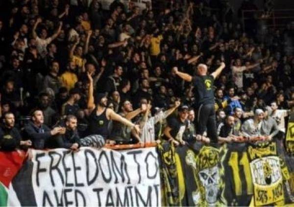 جمهور يوناني يحرق علم الاحتلال ويرفع علم فلسطين