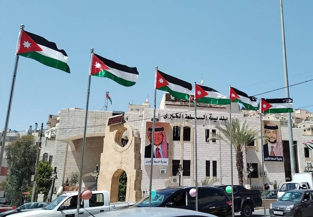 بلدية السلط الكبرى تطلق حمله توزيع الاعلام الأردنية