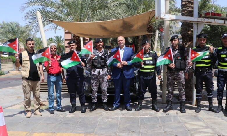 “سلطة العقبة الخاصة” تزين مؤسسات ودوائر حكومية وخاصة بالعلم الأردني