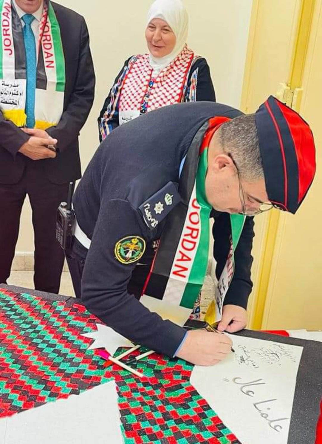 توزيع الاعلام بمناسبة اليوم الوطني للعلم الأردني في الزرقاء...صور