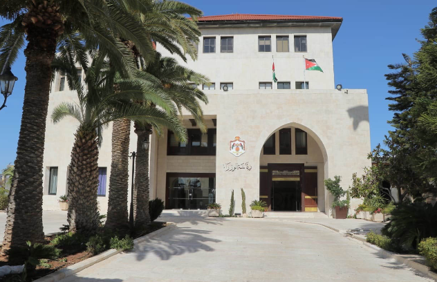رئيس الوزراء يحدد عطلة العمال يوم الأحد الثلاثين من نيسان الحالي