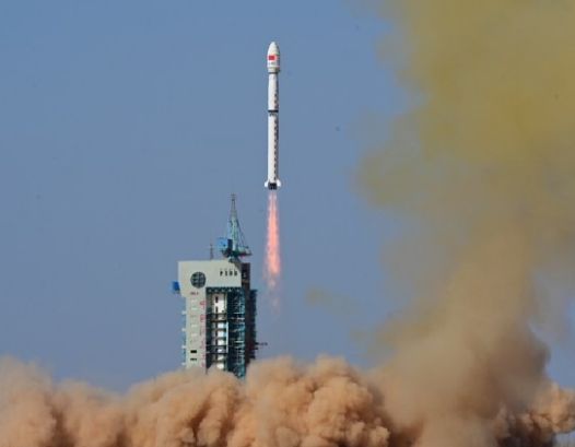 الصين تطلق قمرا صناعيا لمراقبة معدلات الهطول المطري