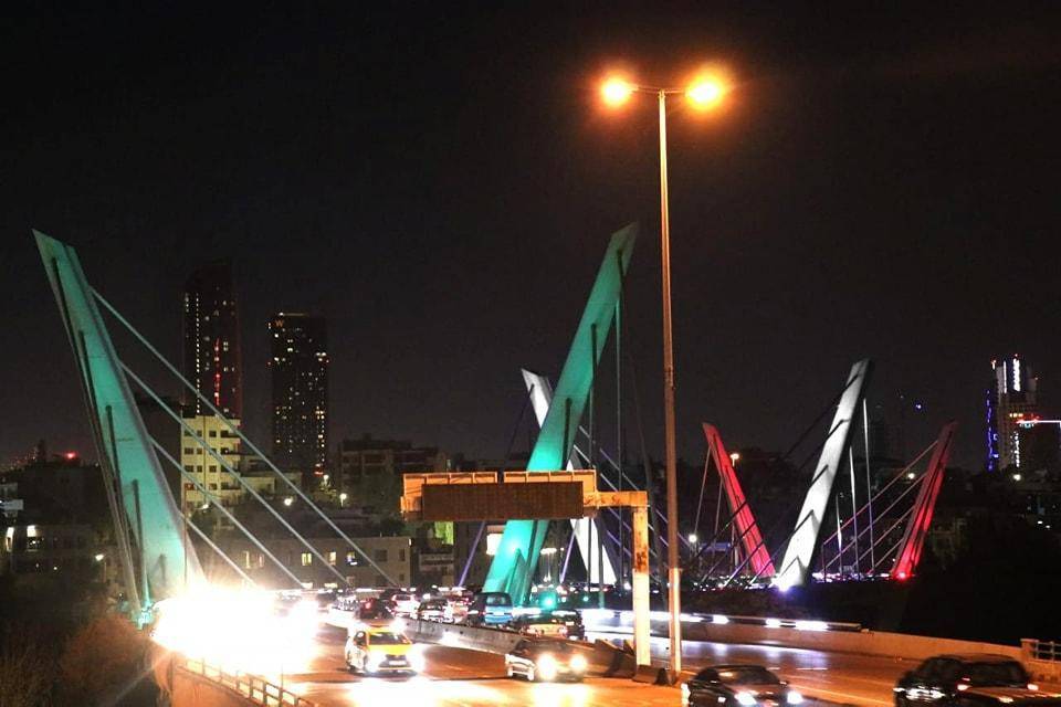 أمانة عمان تضيء جسر عبدون بألوان العلم السوري
