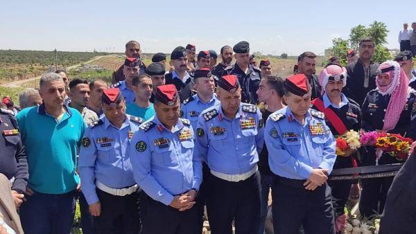 العميد رامي الدباس يشارك في تشييع جثمان الملازم أول بلال الجلابنة وينقل تعازي مدير الأمن العام