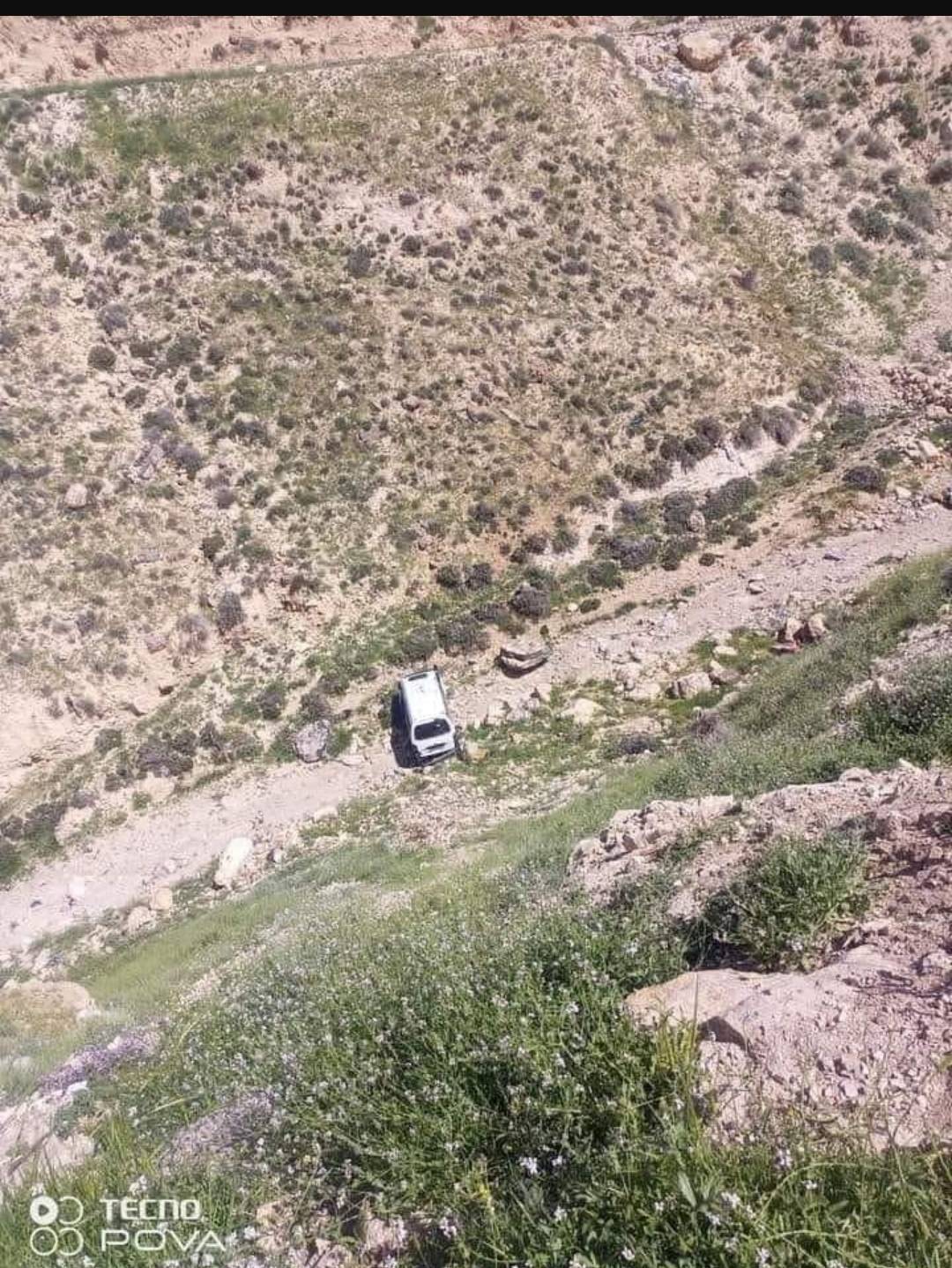 مواطن   يتكفل باصلاح باص قام صاحبه بإلقاؤه في وادي احتجاجاً على مخالفة