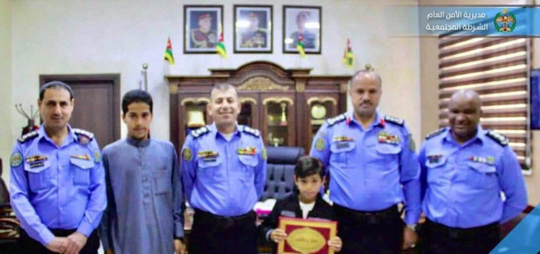 العقيد مجدي العبادي  يكرم طفلاً لأمانته في الرصيفة...صور