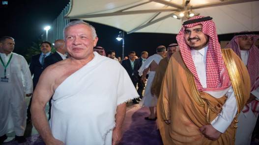 الملك يؤدي مناسك العمرة