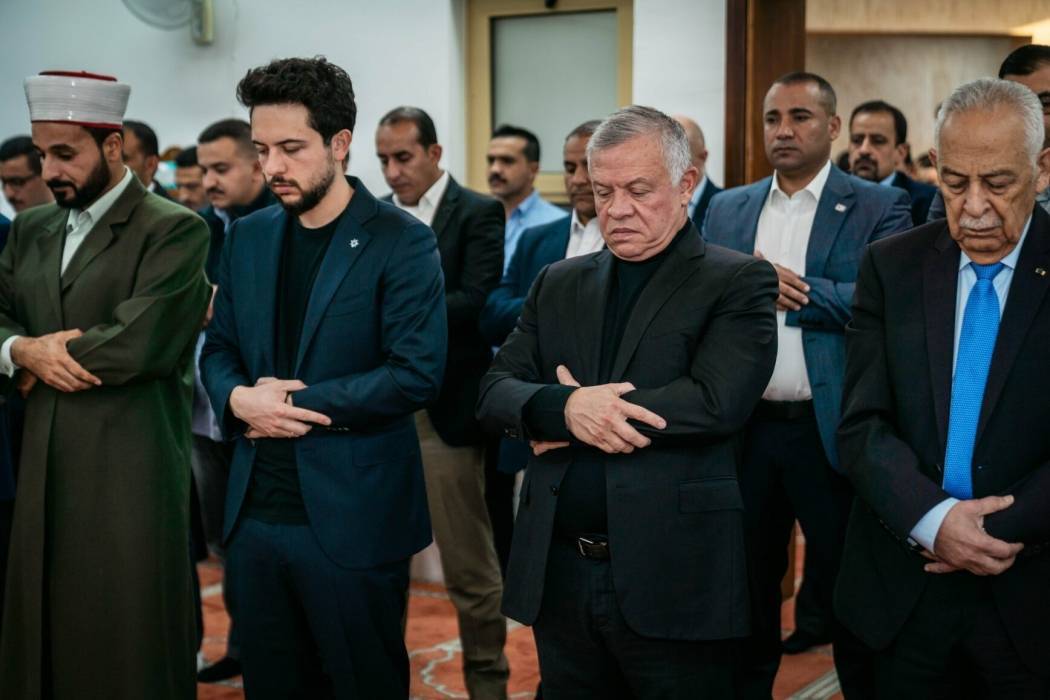 الملك وولي العهد يؤديان صلاة عيد الفطر في العقبة....صور