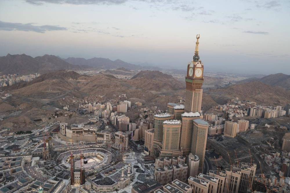 السعودية ..ضيوف الرحمن يؤدون صلاة عيد الفطر بالمسجد الحرام