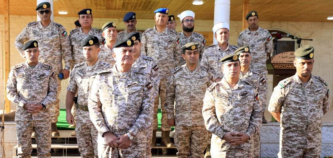 رئيس هيئة الأركان المشتركة يشارك مرتبات كتيبة الحسين الآلية الثانية أم الشهداء فرحة أول أيام العيد...صور