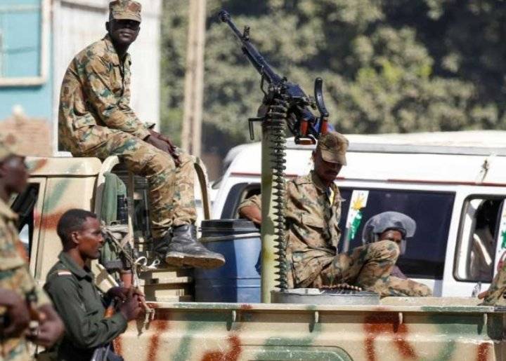 سوداني يوجه رسالة لأخويه اللذين يقفان على جبهتين